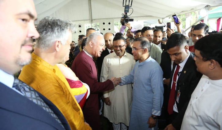 যমুনায় প্রধানমন্ত্রীর ঈদ শুভেচ্ছা বিনিময়