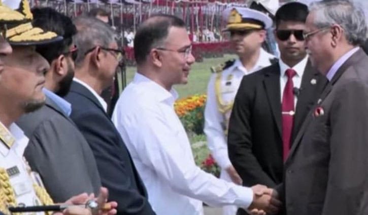 স্বাধীনতা দিবসের কুচকাওয়াজ দেখলেন রাষ্ট্রপতি ও প্রধানমন্ত্রী
