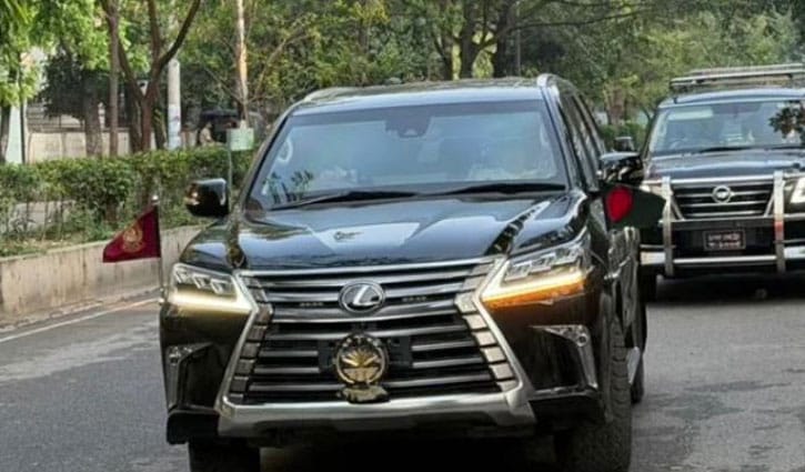 প্রথমবার প্রধানমন্ত্রীর গাড়িতে জাতীয় পতাকা