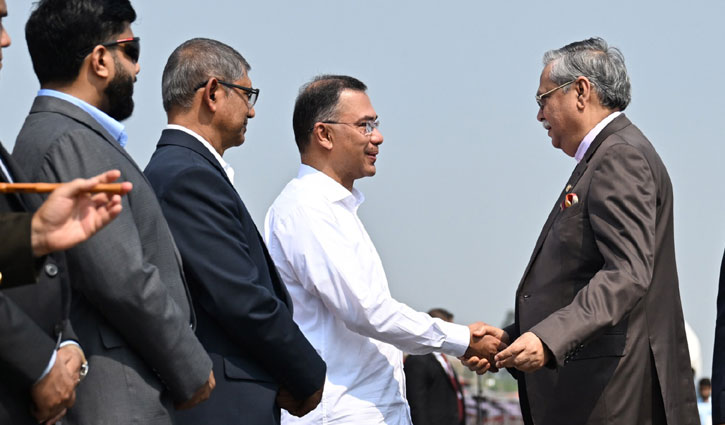 স্বাধীনতা দিবসের কুচকাওয়াজ দেখলেন রাষ্ট্রপতি ও প্রধানমন্ত্রী