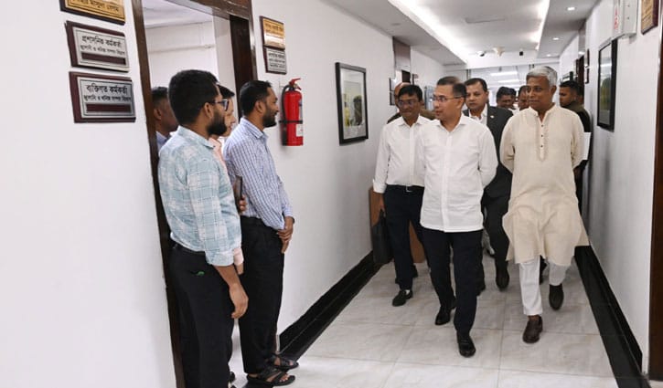 সচিবালয়ে আকস্মিক বিভিন্ন মন্ত্রণালয় পরিদর্শন প্রধানমন্ত্রীর
