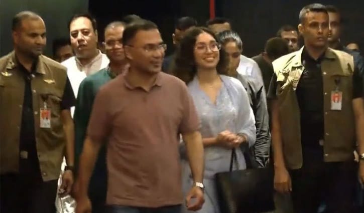 মেয়ের সঙ্গে হলে সিনেমা উপভোগ করলেন প্রধানমন্ত্রী