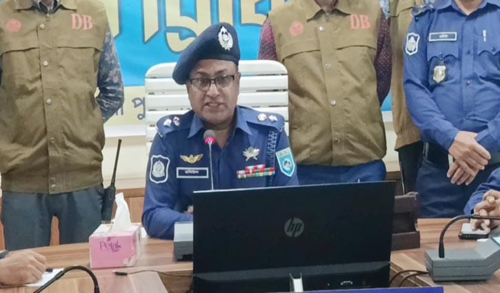 কেক খাইয়ে শিশুর কান্না থামায় ডাকাত: পুলিশ