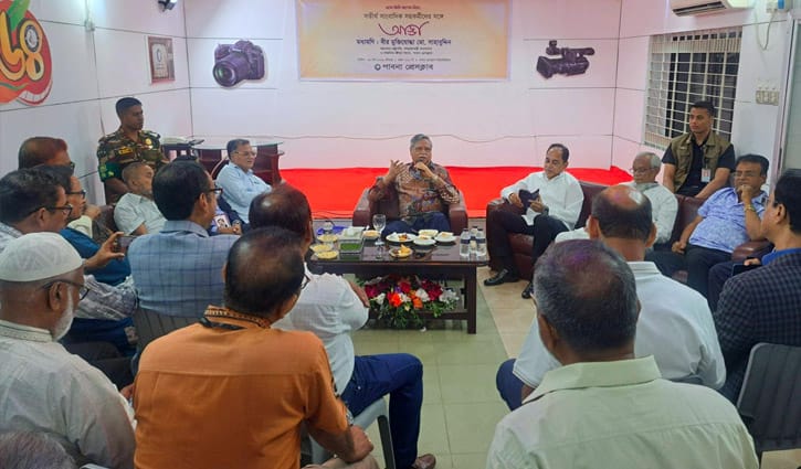 পাবনা প্রেসক্লাবে স্মৃতির আঁচড়ে রাষ্ট্রপতির আনন্দ আড্ডা