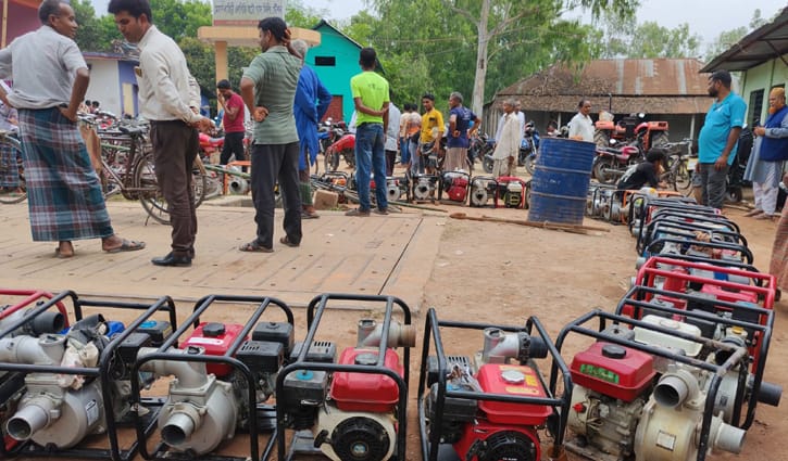 সেচপাম্প নিয়ে ফিলিং স্টেশনে কৃষকরা, ঠাকুরগাঁওয়ে ‘হায় হায়’ অবস্থা