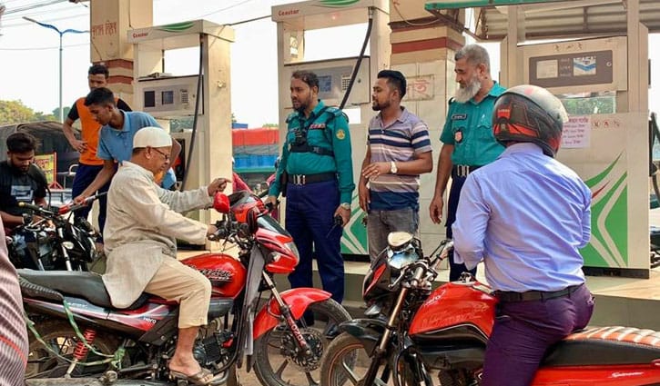 রাজশাহীতে পুলিশি পাহারায় তেল বিক্রি