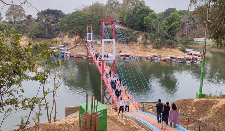 রাঙামাটিতে হ্রদ-পাহাড়ের মিতালীতে পর্যটকরা