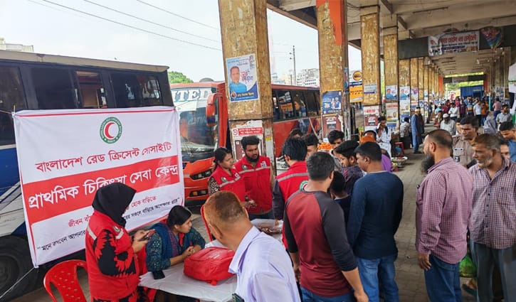 ঈদযাত্রা: মহাখালীতে রেড ক্রিসেন্টের সেবা, যাত্রীদের স্বস্তি