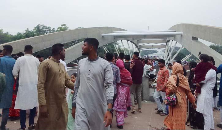 জিয়া উদ্যানে ঈদের আনন্দে জনস্রোত