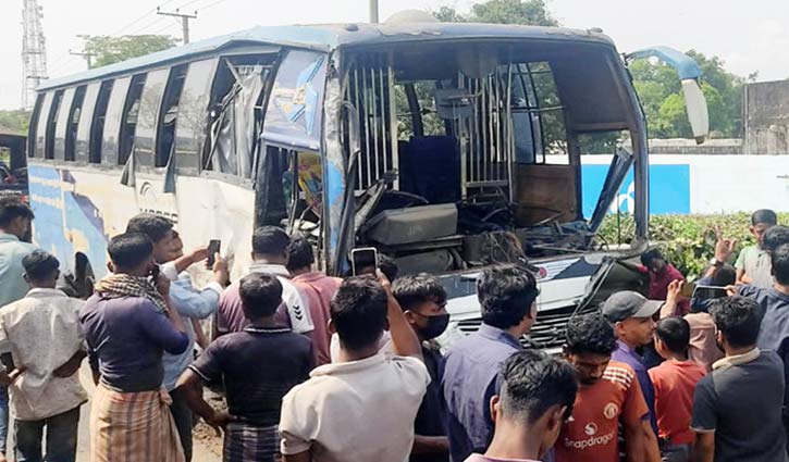 মহাসড়কের পাশে খড়ে আগুন, ধোঁয়ার তিন বাসের সংঘর্ষ, নিহত ১