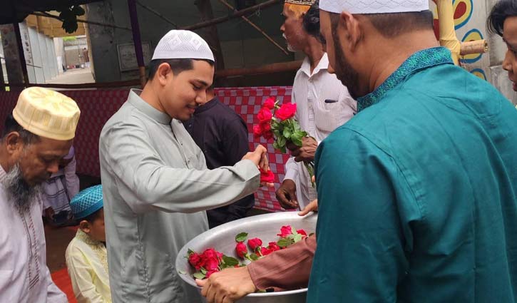 এলাকাবাসীকে গোলাপ উপহার দিয়ে প্রশংসায় ভাসছেন যুবক