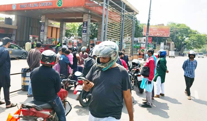 ঈদের ছুটিতেও পেট্রোল পাম্পে তেল নিতে ভোগান্তি