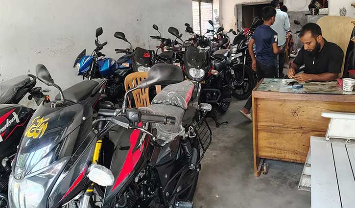 সিরাজগঞ্জে মোটরসাইকেল বিক্রি কমেছে, কাগজপত্র করতে ভিড়