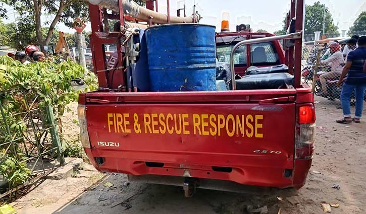 অফিসের কাগজে ব্যক্তিগত তেল নিয়ে ধরা চার ফায়ার সার্ভিস কর্মী
