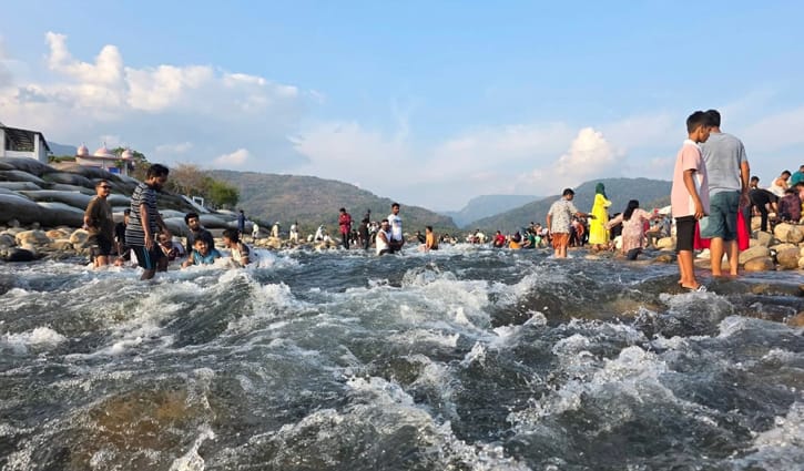 ঈদের ছুটির শেষে দিনেও সিলেটে পর্যটকের ঢল