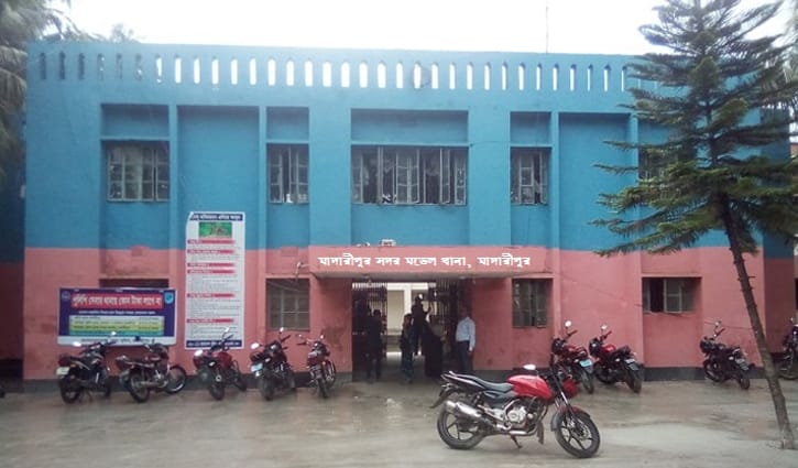 মাদারীপুরে ট্রাকচাপায় মোটরসাইকেলের দুই আরোহী নিহত