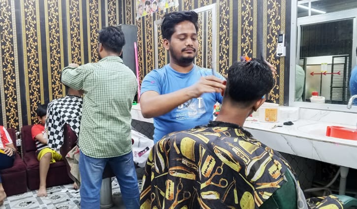ঈদের আগে জেন্টস পার্লারে পুরুষদের ভিড়