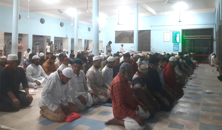 শবে কদরে বায়তুল মোকাররমে মুসল্লিদের ঢল