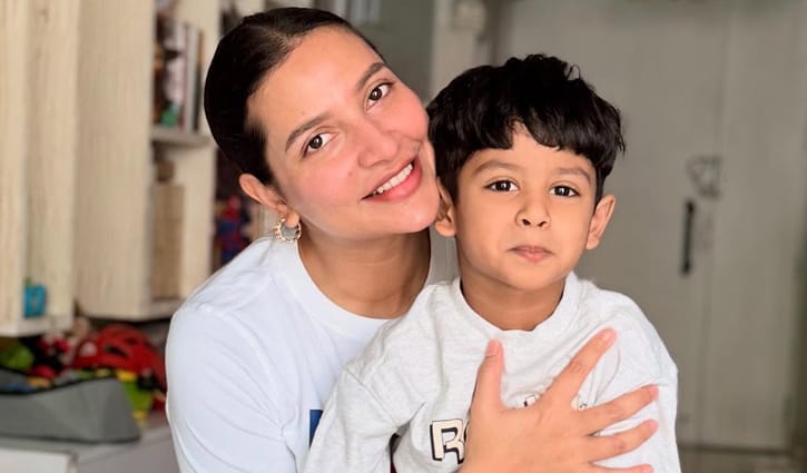 শিশুপুত্রকে নিয়ে দুবাইয়ে আটকা পড়েছেন শুভশ্রী