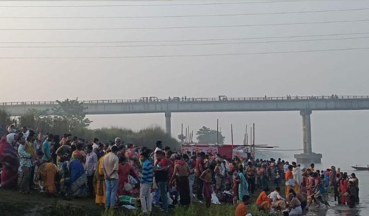 হোসেনপুরে অষ্টমী স্নানে পুণ্যার্থীর ঢল