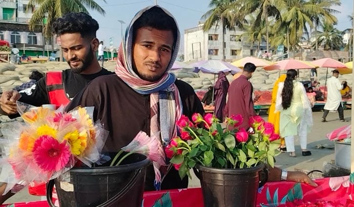 কুয়াকাটায় পর্যটক বাড়লে ঈদ আনন্দ বাড়ে ক্ষুদ্র ব্যবসায়ীদের