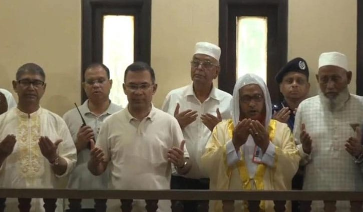 মওলানা ভাসানীর কবর জিয়ারত করলেন প্রধানমন্ত্রী