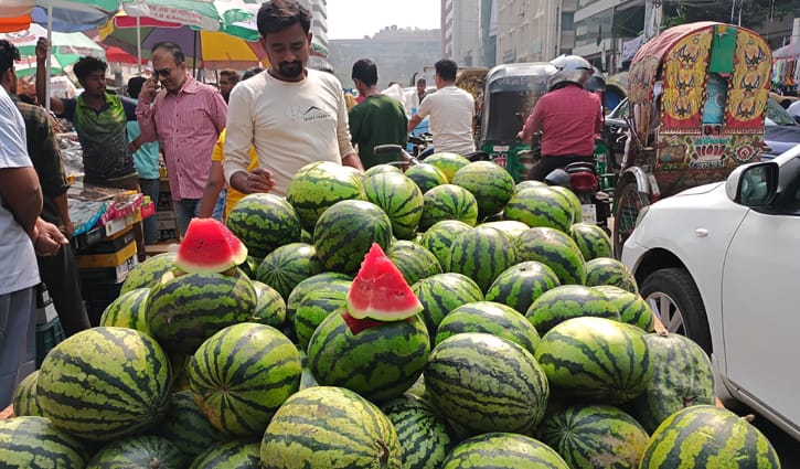 তরমুজে নেই ক্রেতা, বিক্রেতাদের হতাশা