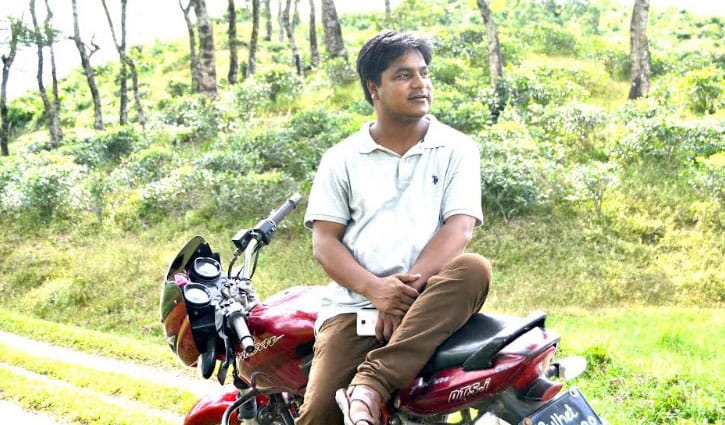 সন্তানের গলায় ছুরি ধরে শিক্ষকের টাকা ছিনতাই