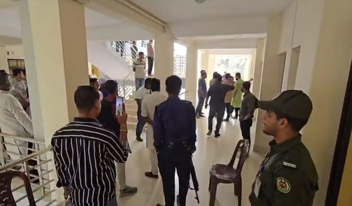 মুন্সীগঞ্জে টেন্ডার জমা নিয়ে দুই পক্ষের ধাওয়া-পাল্টাধাওয়া