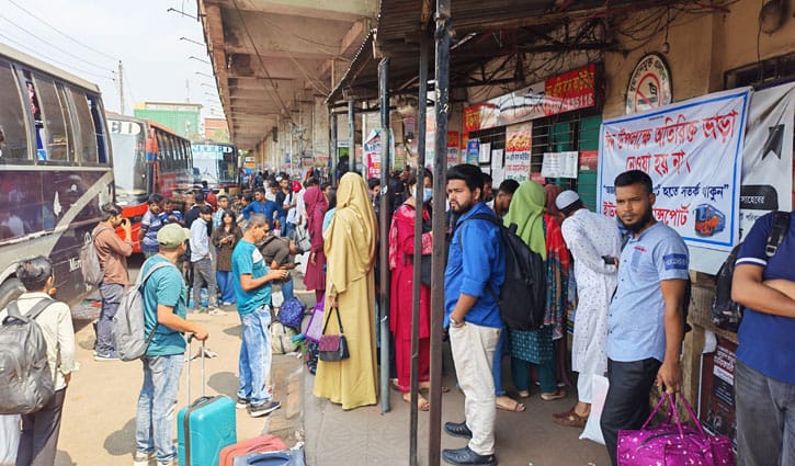 মহাখালীতে বাসের অপেক্ষায় দীর্ঘ লাইন, ভোগান্তিতে নারী-শিশুরা
