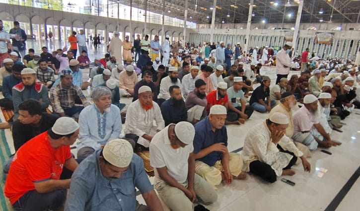 বৃষ্টিতেও জুমাতুল বিদায় মুসল্লিদের ঢল, বিশ্ব শান্তি কামনায় দোয়া