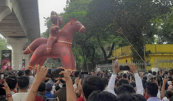 বৈশাখী শোভাযাত্রায় মানুষের ঢল, অসাম্প্রদায়িক ও উদারপন্থি গণতান্ত্রিক দেশ গড়ার প্রত্যাশা