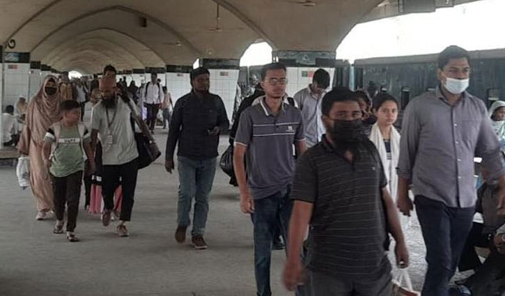 কমলাপুরে ঘরমুখো মানুষের ঢল