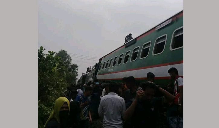 নীলসাগর এক্সপ্রেস লাইনচ্যুত, কয়েক জেলার সঙ্গে ঢাকার ট্রেন বন্ধ