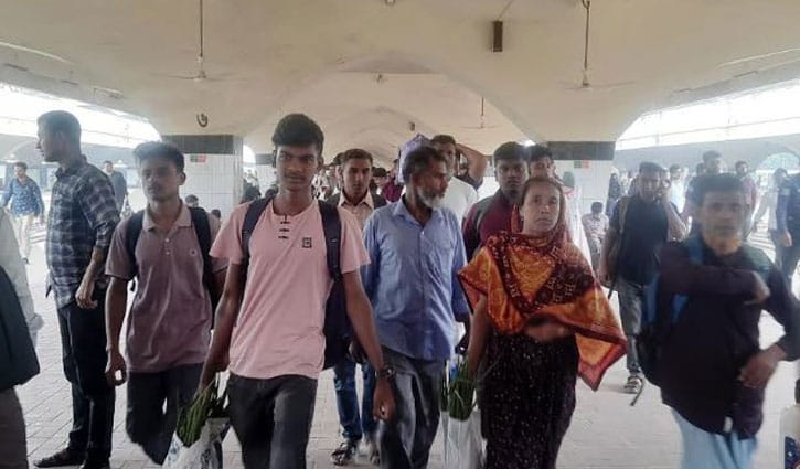 দীর্ঘ ছুটি শেষে আজও কমলাপুরে ফিরতি মানুষের ভিড় 