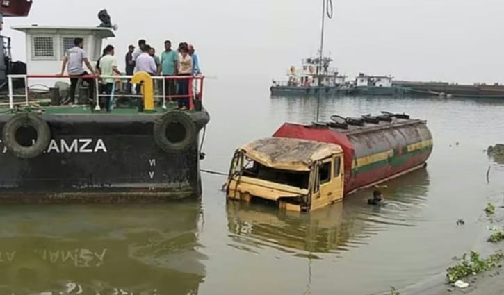পদ্মায় ডুবে যাওয়া তেলবাহী লরি ১৬ ঘণ্টা পর উদ্ধার