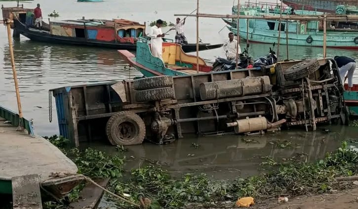 এবার ফেরিতে ওঠার সময় নিয়ন্ত্রণ হারিয়ে ট্রাক নদীতে
