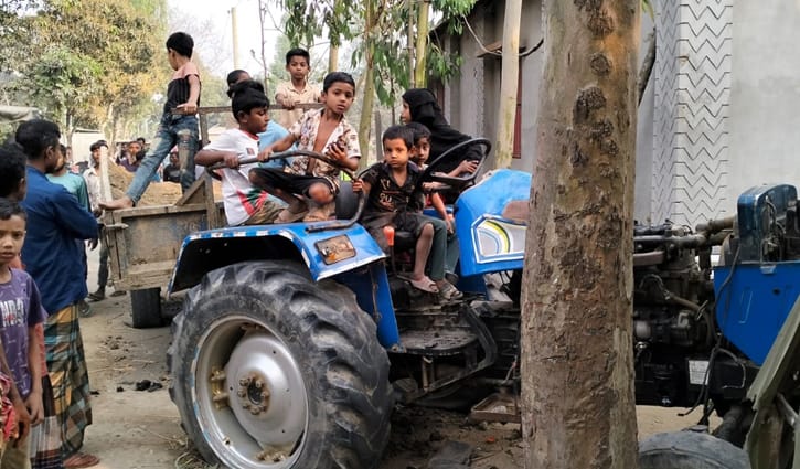 মাটিবোঝাই ট্রাক্টরের চাপায় পথচারী নিহত