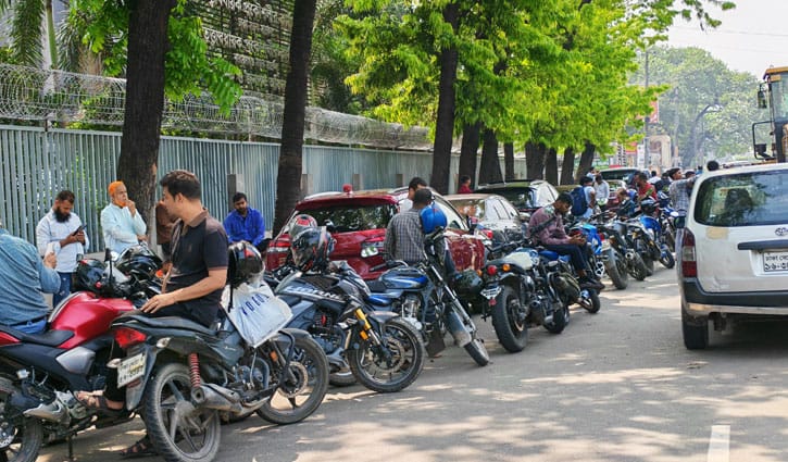 তেলের জন্য দীর্ঘ অপেক্ষা, বিজয় সরণির লাইন ঠেকেছে মহাখালী পর্যন্ত