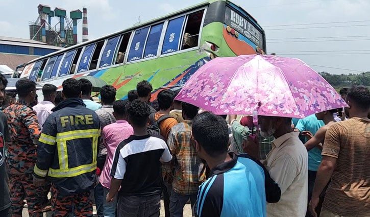 নেত্রকোণায় সড়ক দুর্ঘটনায় দুই মেয়েসহ প্রাণ গেল মায়ের