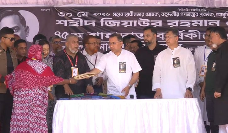 দুস্থদের মাঝে বস্ত্র বিতরণ করলেন প্রধানমন্ত্রী 