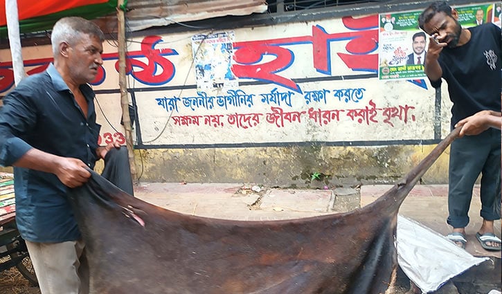 নির্ধারিত দামের চেয়ে কমে বিক্রি, লোকসানে মৌসুমী চামড়া ব্যবসায়ীরা