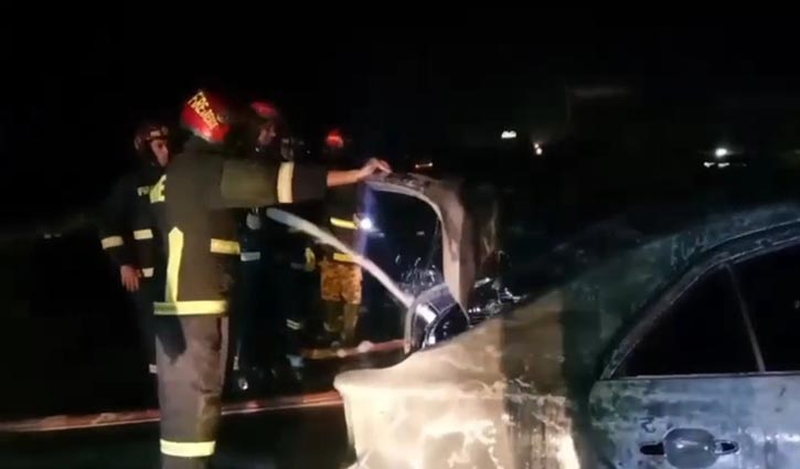 এক্সপ্রেসওয়েতে মধ্যরাতে প্রাইভেটকারে আগুন