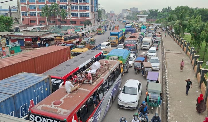 চন্দ্রায় ১০, নবীনগরে ৫ কিমি জুড়ে যানবাহনে ধীরগতি