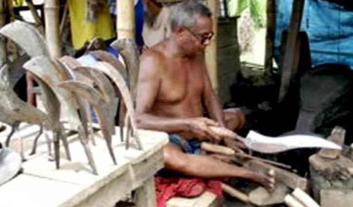 খুলনার কামারশালায় চলছে শেষ মুহূর্তের ব্যস্ততা