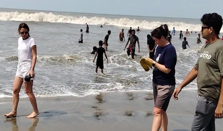 কুয়াকাটায় বাড়তে শুরু করেছে পর্যটক সমাগম