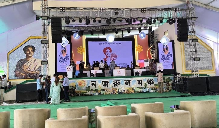 প্রধানমন্ত্রীর অপেক্ষায় নজরুল মঞ্চ