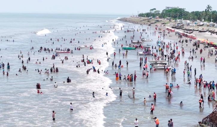 সাগরকন্যা কুয়াকাটায় ঈদ আনন্দ, হতাশ ব্যবসায়ীরা 