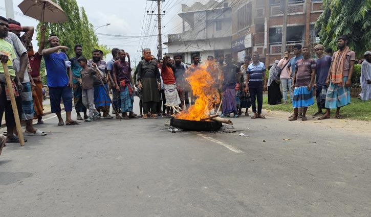 খুলনা-যশোর মহাসড়কে শ্রমিকদের বিক্ষোভ