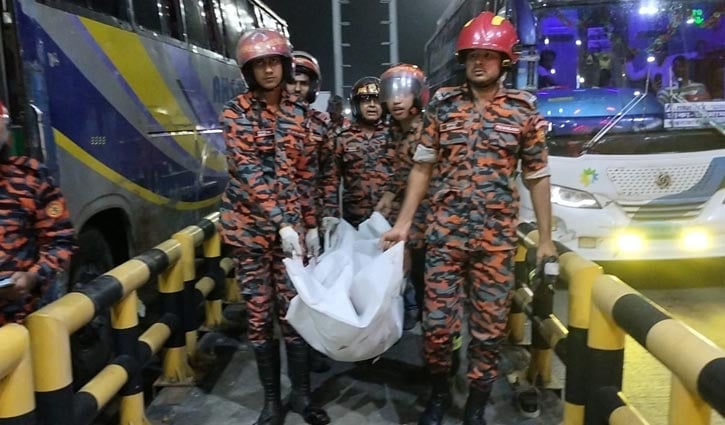 এক্সপ্রেসওয়ের ধলেশ্বরী টোল প্লাজায় বাসচাপায় হেলপার নিহত